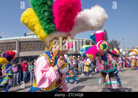 Mexiko, Stadt, Mexiko. Dezember 2023. Gläubige und Tänzer aus verschiedenen Teilen des Landes treffen sich am 12. Dezember 2023 in der Basilika Guadalupe in Mexiko-Stadt, um den Tag der Jungfrau von Guadalupe zu feiern. Sie nehmen an dem traditionellen fest Teil, das jährlich im Rahmen ihrer Verehrung für den heiligen gefeiert wird. (Foto: Franyeli Garcia/NurPhoto) Credit: NurPhoto SRL/Alamy Live News Stockfoto