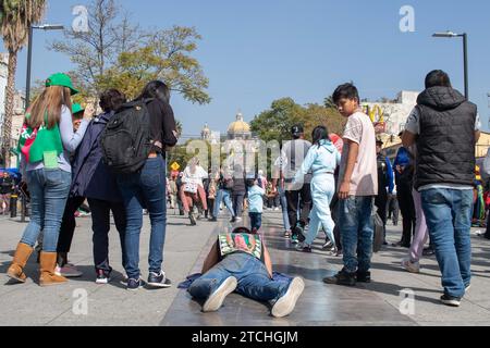 Mexiko, Stadt, Mexiko. Dezember 2023. Gläubige und Tänzer aus verschiedenen Teilen des Landes treffen sich am 12. Dezember 2023 in der Basilika Guadalupe in Mexiko-Stadt, um den Tag der Jungfrau von Guadalupe zu feiern. Sie nehmen an dem traditionellen fest Teil, das jährlich im Rahmen ihrer Verehrung für den heiligen gefeiert wird. (Foto: Franyeli Garcia/NurPhoto) Credit: NurPhoto SRL/Alamy Live News Stockfoto