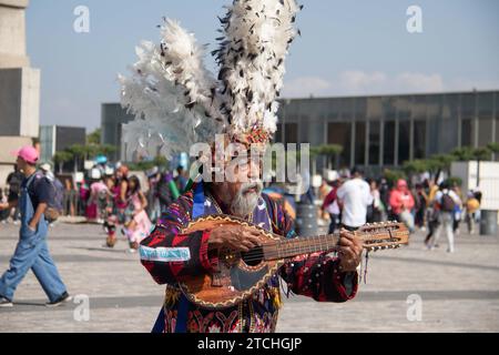 Mexiko, Stadt, Mexiko. Dezember 2023. Gläubige und Tänzer aus verschiedenen Teilen des Landes treffen sich am 12. Dezember 2023 in der Basilika Guadalupe in Mexiko-Stadt, um den Tag der Jungfrau von Guadalupe zu feiern. Sie nehmen an dem traditionellen fest Teil, das jährlich im Rahmen ihrer Verehrung für den heiligen gefeiert wird. (Foto: Franyeli Garcia/NurPhoto) Credit: NurPhoto SRL/Alamy Live News Stockfoto