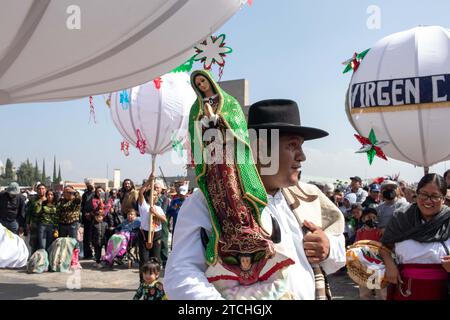 Mexiko, Stadt, Mexiko. Dezember 2023. Gläubige und Tänzer aus verschiedenen Teilen des Landes treffen sich am 12. Dezember 2023 in der Basilika Guadalupe in Mexiko-Stadt, um den Tag der Jungfrau von Guadalupe zu feiern. Sie nehmen an dem traditionellen fest Teil, das jährlich im Rahmen ihrer Verehrung für den heiligen gefeiert wird. (Foto: Franyeli Garcia/NurPhoto) Credit: NurPhoto SRL/Alamy Live News Stockfoto