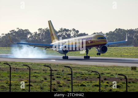 DHL (European Air Transport) Boeing 757-2Q8 (PCF) (Reg: D-ALEP) landet am frühen Morgen. Stockfoto