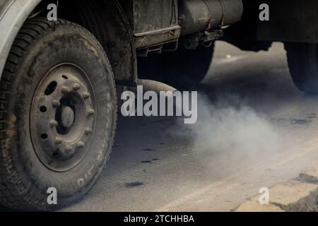 Bukarest, Rumänien - 11. Dezember 2023: Details mit dem Auspuffrohr eines alten Lkw, der starken Rauch erzeugt. Stockfoto