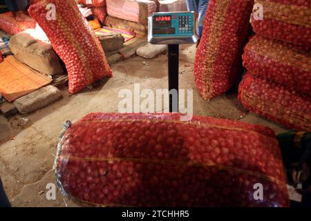 Dhaka, Wari, Bangladesch. Dezember 2023. Der bangladeschische Händler stellt Zwiebeln am 13. Dezember 2023 auf dem Großhandelsmarkt im Kawran Bazar in Dhaka, Bangladesch, her. Die Zwiebelpreise verdoppelten sich fast, nachdem die indischen Behörden bis März 2024 ein Ausfuhrembargo ausgerufen hatten. (Kreditbild: © Habibur Rahman/ZUMA Press Wire) NUR REDAKTIONELLE VERWENDUNG! Nicht für kommerzielle ZWECKE! Stockfoto