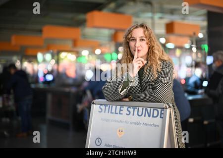 Konstanz Am Bodensee, Deutschland. Dezember 2023. Kathrin Hofer von Corporate Communications bei Edeka Baur in Konstanz lehnt sich gegen das Schild ab, das die ruhige Stunde bei Edeka bewirbt. Quelle: Felix Kästle/dpa/Alamy Live News Stockfoto