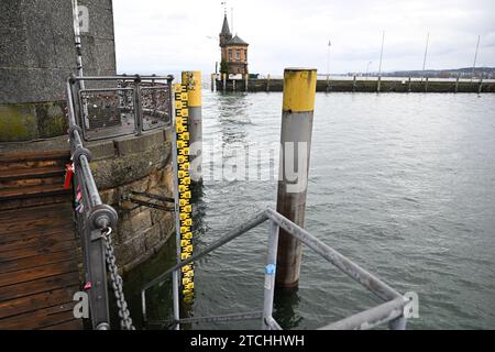 Konstanz Am Bodensee, Deutschland. Dezember 2023. Der Wasserstand im Konstanzer Hafen hat gerade die vier Meter Marke überschritten. Quelle: Felix Kästle/dpa/Alamy Live News Stockfoto