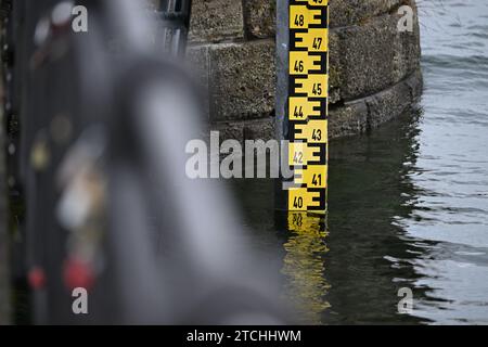 Konstanz Am Bodensee, Deutschland. Dezember 2023. Der Wasserstand im Konstanzer Hafen hat gerade die vier Meter Marke überschritten. Quelle: Felix Kästle/dpa/Alamy Live News Stockfoto