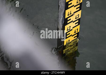 Konstanz Am Bodensee, Deutschland. Dezember 2023. Der Wasserstand im Konstanzer Hafen hat gerade die vier Meter Marke überschritten. Quelle: Felix Kästle/dpa/Alamy Live News Stockfoto