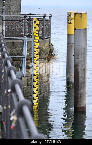 Konstanz Am Bodensee, Deutschland. Dezember 2023. Der Wasserstand im Konstanzer Hafen hat gerade die vier Meter Marke überschritten. Quelle: Felix Kästle/dpa/Alamy Live News Stockfoto