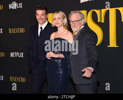 Bradley Cooper, Carey Mulligan und Steven Spielberg kamen am 12. Dezember 2023 in Beverly Hills, Kalifornien, zur Sondervorführung von „Maestro“ in Los Angeles. © Lisa OConnor/AFF-USA.com Stockfoto