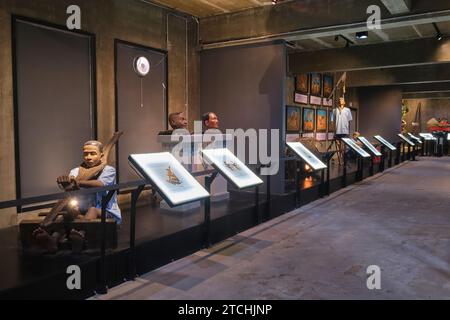 Ein Ausstellungsbereich mit vielen Ausstellungen von Gefangenen, die verschiedene Arten von Bestrafung und Folter erfahren. Im Korrektionsmuseum in Bangkok, Th Stockfoto