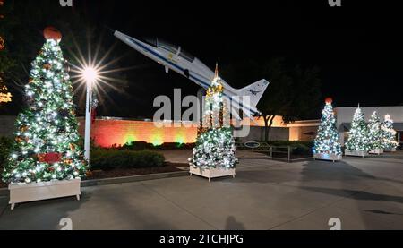 Der „Rocket Tree Trail“ und ein NASA-T-38-Flugzeugstand stehen am Dienstag, den 12. Dezember 2023, im Kennedy Space Center im Kennedy Space Center, Florida. Der Rocket Tree Trail, gesponsert von L3 Harris Technologies, wurde zur Feier der „Feiertage im Weltraum“ in der Anlage aufgestellt. Foto: Joe Marino/UPI Credit: UPI/Alamy Live News Stockfoto