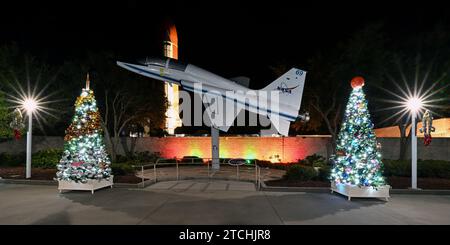 Der „Rocket Tree Trail“ und ein NASA-T-38-Flugzeugstand stehen am Dienstag, den 12. Dezember 2023, im Kennedy Space Center im Kennedy Space Center, Florida. Der Rocket Tree Trail, gesponsert von L3 Harris Technologies, wurde in der Anlage platziert, um die Feiertage im Weltraum des Zentrums zu feiern. Foto: Joe Marino/UPI Credit: UPI/Alamy Live News Stockfoto