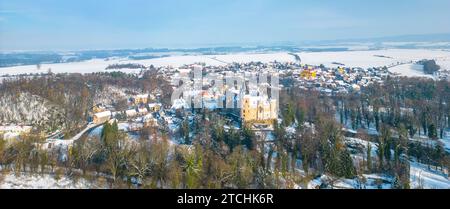 Schloss Zleby an sonnigem Wintertag. Tschechien. Luftaufnahme von der Drohne. Stockfoto