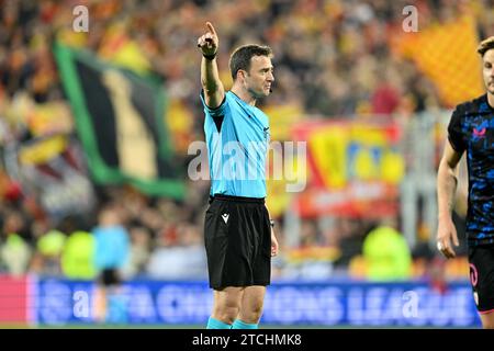 Linse, Frankreich. Dezember 2023. Schiedsrichter Felix Zwayer aus Deutschland wurde am 6. Spieltag der UEFA Champions League in der Gruppe B in der Saison 2023-2024 zwischen Racing Club de Lens und dem FC Sevilla am 12. Dezember 2023 in Lens, Frankreich, gezeigt. (Foto: David Catry/Isosport) Credit: Sportpix/Alamy Live News Stockfoto