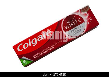 Box Colgate Max White leuchtende Fluorid-Zahnpasta auf weiß – klinisch erwiesen entfernt bis zu 100 % der Oberflächenflecken, weißere Zähne rundum Stockfoto