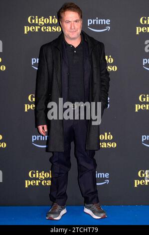 Corrado Guzzanti bei der Premiere der Amazon Prime Video Serie GigolÃ² per caso im Castello di Torcrescenza. Rom, 12.12.2023 *** Corrado Guzzanti bei der Premiere der Amazon Prime Video-Serie Gigolò per caso im Castello di Torcrescenza Rom, 12 12 2023 Foto:XA.XM.xTinghinox/xFuturexImagex gigolo 3207 Stockfoto