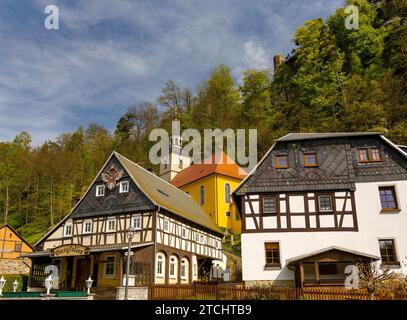 Fachwerkhäuser und kleine Dorfkirche am Hang, Umgebindehaeuser, Oybin, Zittauer Berge, Sachsen, Deutschland Stockfoto