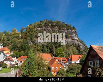 Dorf mit Fachwerkhäusern und Fachwerkhäusern vor Felsen, Oybin, Zittauer Berge, Sachsen, Deutschland Stockfoto
