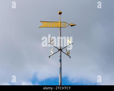 Metallwindpfeil und Windspiel zur Anzeige von Kardinalpunkten, Norden, Süden, Osten, Westen, Deutschland Stockfoto