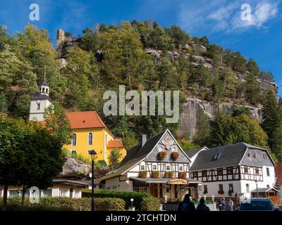 Fachwerkhäuser und kleine Dorfkirche am Hang, Fachwerkhäuser vor Felsen, Oybin, Zittauer Berge, Sachsen, Deutschland Stockfoto