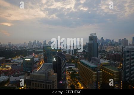 Die Skyline von Singapur am frühen Morgen von der Orchard Road mit dem berühmten Marina Bay Sand am Horizont Stockfoto