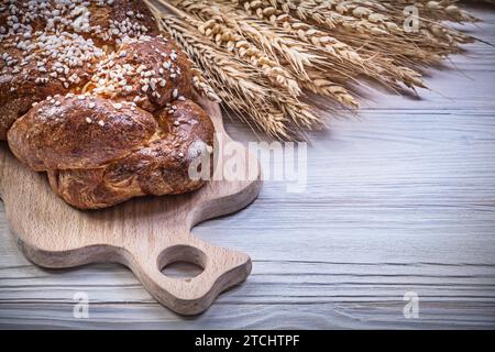 Schnitzerbrett Weizen Roggen Ohren langes Brot auf hölzernem Hintergrund Essen und Getränk Konzept Stockfoto