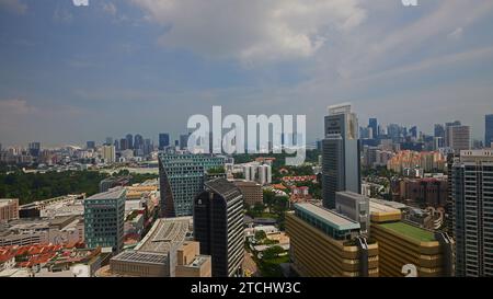 Die Skyline von Singapur am frühen Morgen von der Orchard Road mit dem berühmten Marina Bay Sand am Horizont Stockfoto