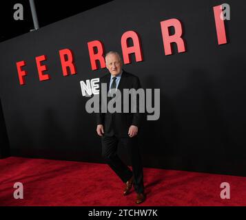 Los Angeles, USA. Dezember 2023. Michael Mann bei der Premiere des Neon FERRARI Los Angeles in der Director's Guild of America in Los Angeles, KALIFORNIEN, am Dienstag, den 12. Dezember 2023. (Foto: Sthanlee B. Mirador/SIPA USA) Credit: SIPA USA/Alamy Live News Stockfoto