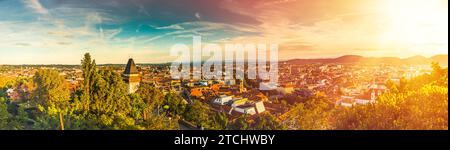 Panoramablick auf die Stadt Graz mit seinen berühmten Gebäuden. Fluss mur, Uhrenturm, Kunstmuseum, Rathaus. Foto mit farbigem Leck und Lichtreflexion Stockfoto