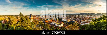 Panoramablick auf die Stadt Graz mit seinen berühmten Gebäuden. Flussmur, Uhrturm, Kunstmuseum, Rathaus. Berühmtes Touristenziel in Österreich Stockfoto