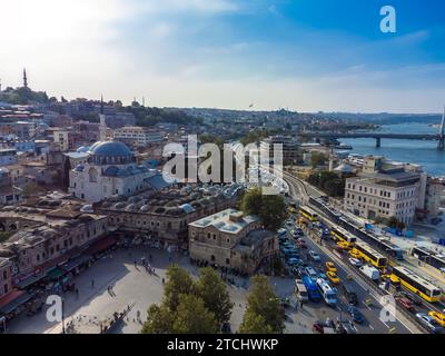 Istanbul, Türkei - 1. September 2023: Drohnenansicht des urbanen Lebens im Stadtteil Eminonu in Istanbul, Türkei. Urbane Landschaften von Istanbul an einem sonnigen Tag Stockfoto