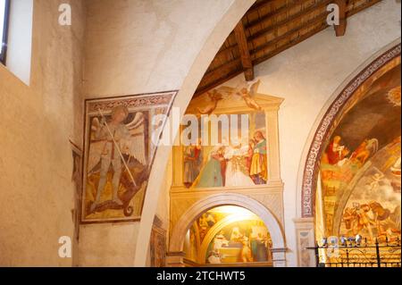 12. März 2023: Italien, Lombardei, Kirche San Michele al Pozzo Bianco in der Oberstadt Bergamo mit Fresken von Lorenzo Lotto12. März 2023 – BER Stockfoto