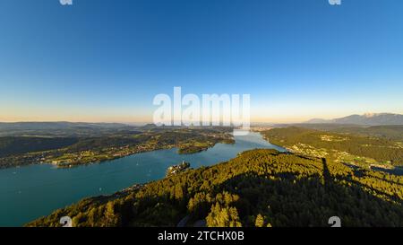 See und Berge am Worthersee Karnten Österreich. Blick vom Pyramidenkogelturm auf den See und Klagenfurt die Gegend Stockfoto