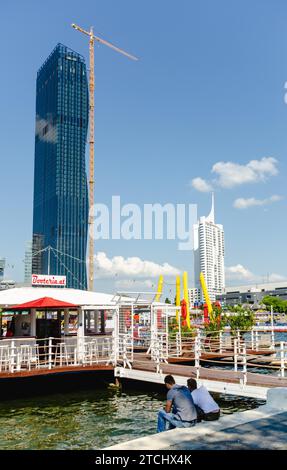 Wien, Österreich, 06.22.2013: Blick auf die donau von der Donauinsel im Bürogebäude DC Tower 1 im Bau Stockfoto