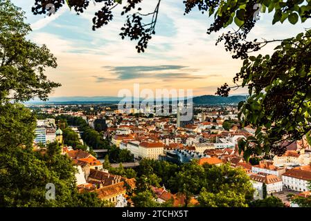 Blick auf die Stadt Graz mit seinen berühmten Gebäuden. Flussmur, Uhrturm, Kunstmuseum, Rathaus. Berühmtes Touristenziel in Österreich Stockfoto