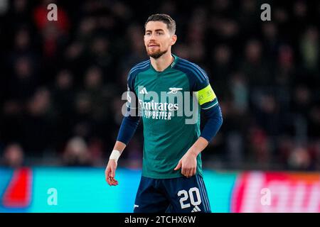 Eindhoven, Niederlande. Dezember 2023. EINDHOVEN, NIEDERLANDE - 12. DEZEMBER: Jorginho von Arsenal sieht sich beim Spiel der UEFA Champions League Gruppe B zwischen PSV und Arsenal im Phillips Stadion am 12. Dezember 2023 in Eindhoven, Niederlande, an. (Foto von Rene Nijhuis/Orange Pictures) Credit: Orange Pics BV/Alamy Live News Stockfoto