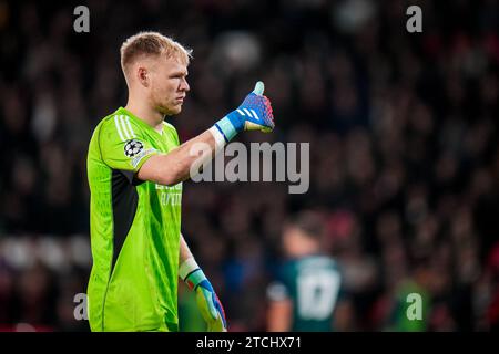 Eindhoven, Niederlande. Dezember 2023. EINDHOVEN, NIEDERLANDE - 12. DEZEMBER: Torhüter Aaron Ramsdale von Arsenal Gesten während des Spiels der UEFA Champions League Gruppe B zwischen PSV und Arsenal im Phillips Stadion am 12. Dezember 2023 in Eindhoven, Niederlande. (Foto von Rene Nijhuis/Orange Pictures) Credit: Orange Pics BV/Alamy Live News Stockfoto
