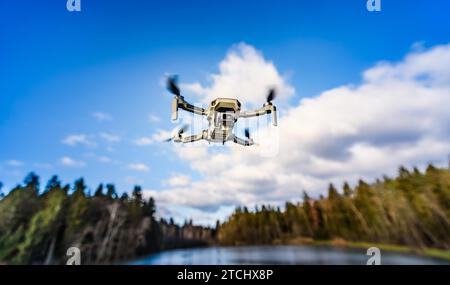 Graz, Österreich, 29. Dezember 2019. DJI Mavic Mini Drohne fliegt in der Landschaft über dem gefrorenen See an sonnigen Wintertagen. Drohne fliegt Stockfoto