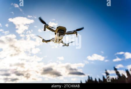 Graz, Österreich, 29. Dezember 2019. DJI Mavic Mini Drohne fliegt in der Landschaft über dem gefrorenen See an sonnigen Wintertagen. Drohne fliegt Stockfoto