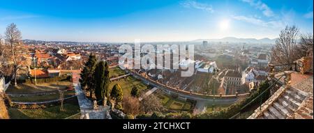 Weites Panorama auf die Stadt Graz, die Dächer der Stadt, die Mur und das Stadtzentrum, den Schlossberg und den Uhrturm Sonne im Winter, den blauen Himmel. Reiseziel Stockfoto