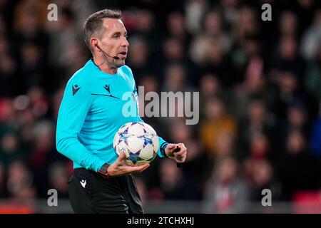 Eindhoven, Niederlande. Dezember 2023. EINDHOVEN, NIEDERLANDE - 12. DEZEMBER: Schiedsrichter Tobias Stieler trägt den Ball während des Spiels der UEFA Champions League Gruppe B zwischen PSV und Arsenal im Phillips Stadion am 12. Dezember 2023 in Eindhoven. (Foto von Rene Nijhuis/Orange Pictures) Credit: Orange Pics BV/Alamy Live News Stockfoto