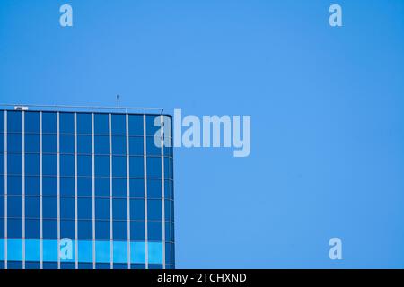 Fassade eines Gebäudes mit vielen Fenstern. Moderne Architektur. Bürogebäude. Stockfoto