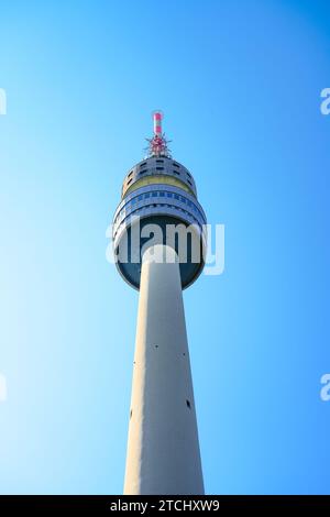 Florianturm in Dortmund mit blauem Himmel im Hintergrund. Aussichtsturm, Fernsehturm der Stadt. Stockfoto