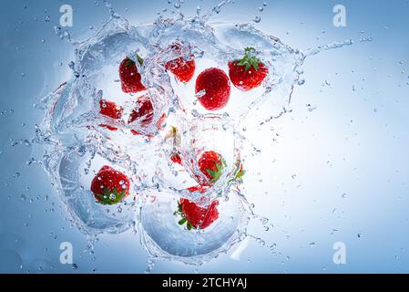 Himbeeren spritzen in klares Wasser, Blick von oben. Gesundheitsnahrungskonzept Stockfoto