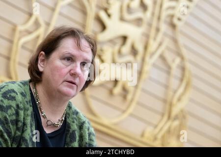 Stuttgart, Deutschland. Dezember 2023. Theresa Schopper (Allianz 90/die Grünen), Ministerin für Bildung und Kultur Baden-Württembergs, nimmt an einer plenartagung im landtag Baden-Württembergs Teil. Eines der Themen war eine aktuelle Debatte über die Bildungspolitik. Quelle: Marijan Murat/dpa/Alamy Live News Stockfoto