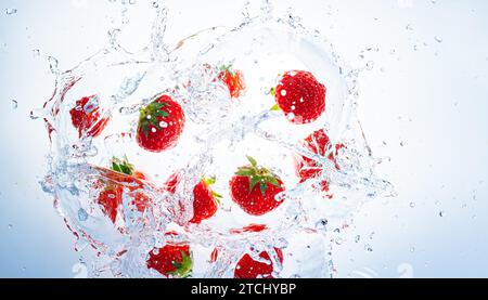 Himbeeren spritzen in klares Wasser, Blick von oben. Gesundheitsnahrungskonzept Stockfoto