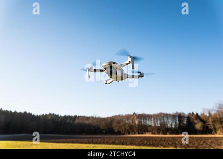 Graz, Österreich: 02.01.2020, Nahaufnahme einer DJI Quadcopter Drohne Mavic Mini 249g. Drohne fliegt vor dem Hintergrund der Sonne. DJI ist Marktführer in Stockfoto