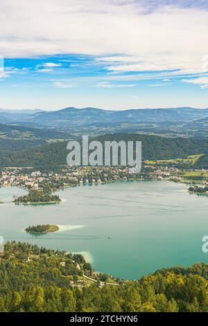 See- und Bergpanorama am Worthersee Kärnten Österreich. Blick vom Pyramidenkogelturm auf den See und Klagenfurt die Gegend Stockfoto