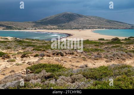 Malerische Aussicht von der Halbinsel Prasonisi auf Rhodos, Griechenland mit dem ägäischen See auf der rechten Seite und dem mittelmeer auf der linken Seite mit Dunkelheit Stockfoto