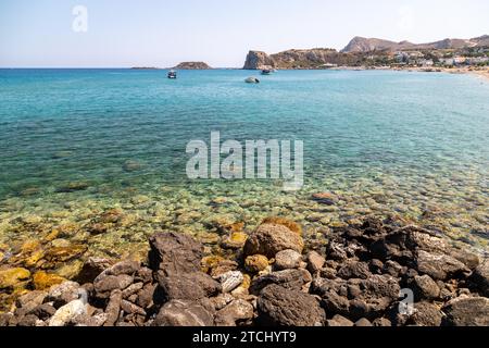 Stegna Strand auf der griechischen Insel Rhodos mit felsiger Küste und klarem türkisfarbenem Wasser an einem sonnigen Frühlingstag Stockfoto